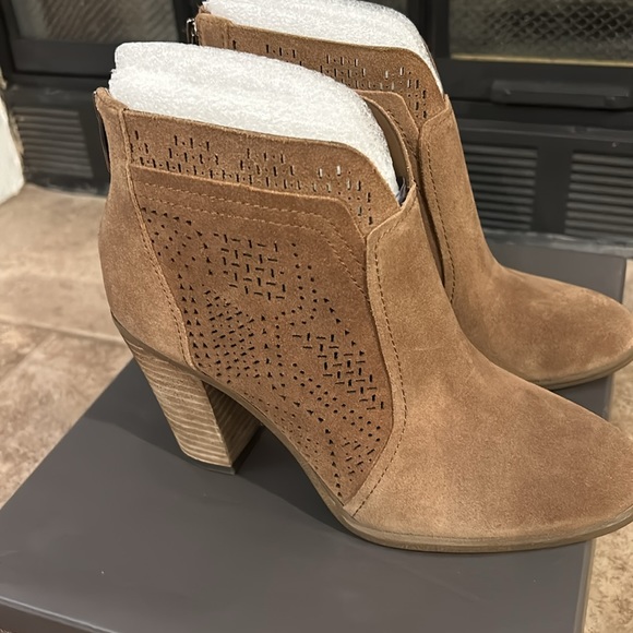 Vince Camuto Frasitta bootie. Light brown/tan color. Size 6. - Picture 3 of 6
